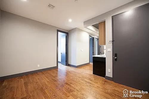 81 Stanhope St Photo 1