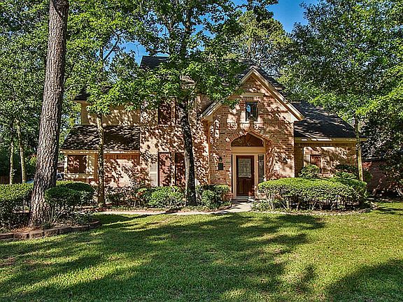 Welcome home to 89 Towering Pines! A custom home in the Wedgewood Forest area of Panther Creek, you won t be disappointed!