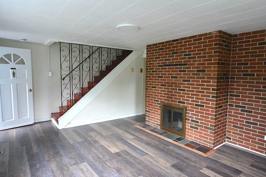 4 bed, 1.0 bath, 1878 sqft, $2,900 — Photo 2