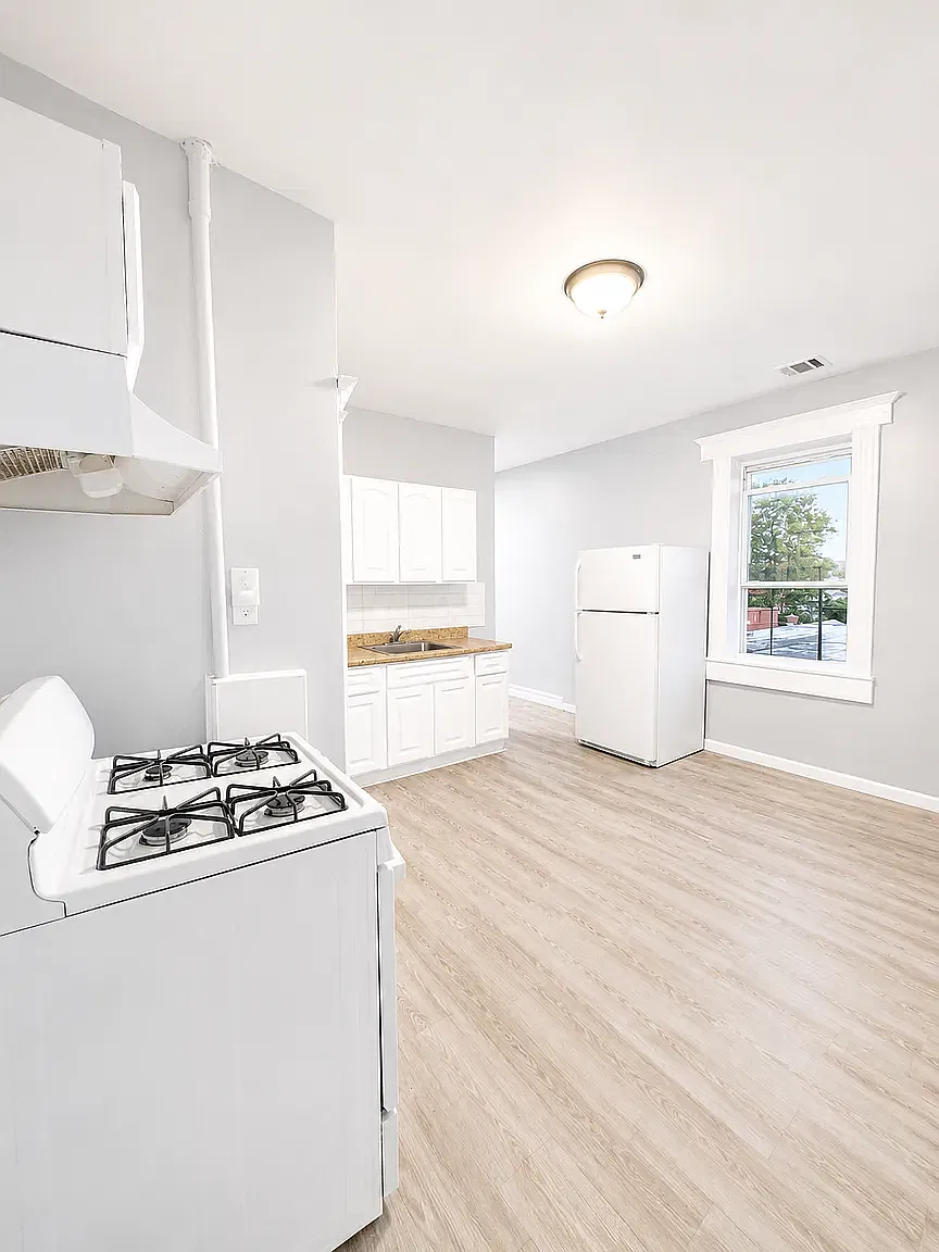 3 bed, 800 sqft, $2,050 — Photo 1