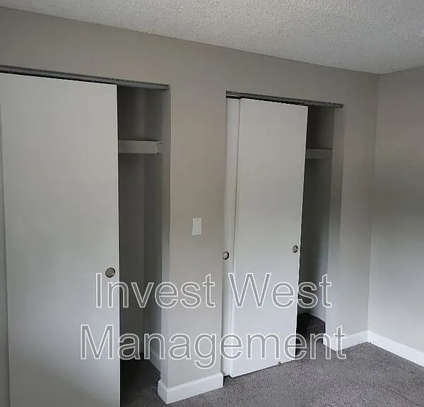 3015 E 20th St — Photo 8