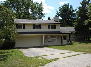 21795 Greendale Dr, Waukesha, WI 53186