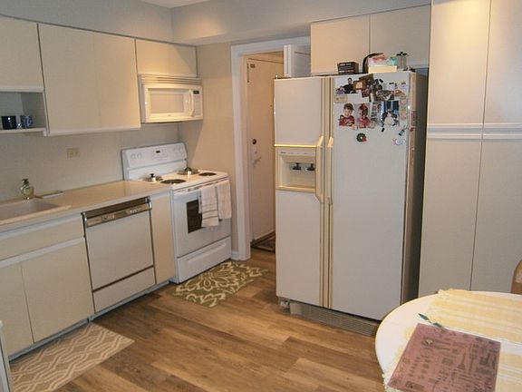 5th image of 1 Oak Brook Club Dr #30