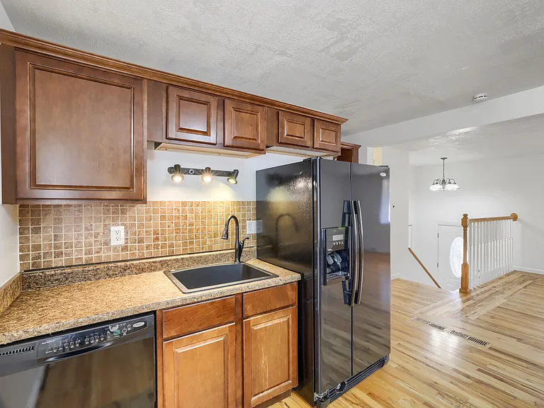 301 Moss St — Photo 9