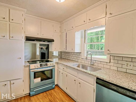 3rd image of 2279 Valley Dr