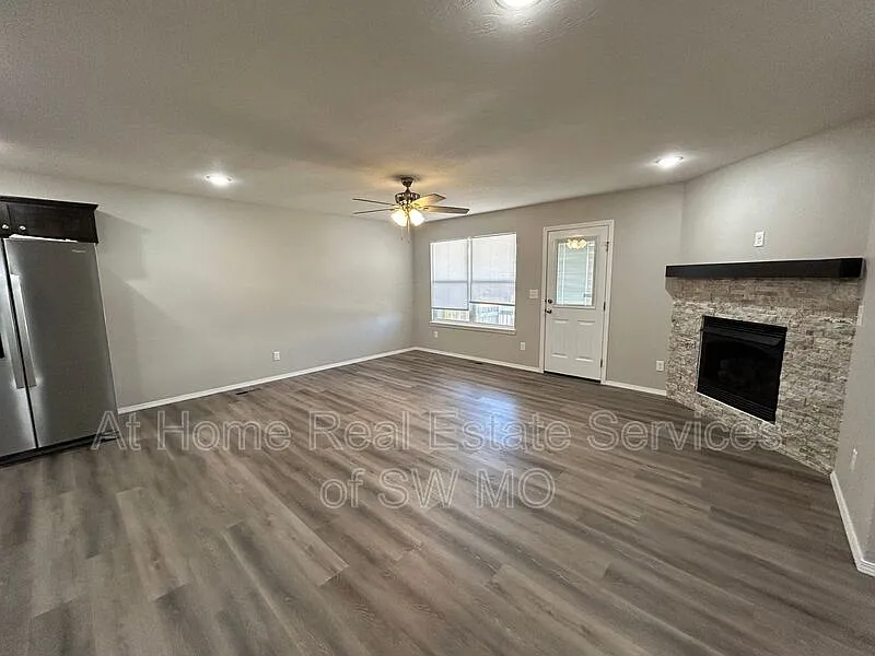 3 bed, 2.0 bath, $1,630 — Photo 4