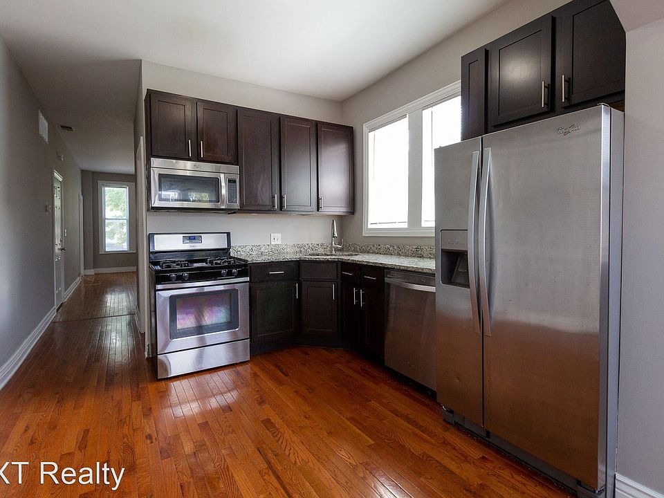 1st image of 3250 N Leavitt St #8838138