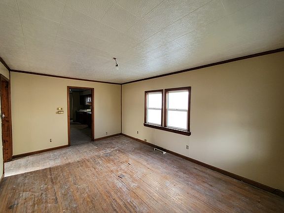 5th image of 433 Park St