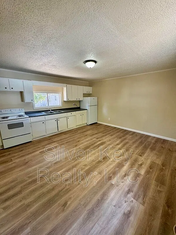 1 bed, 1.0 bath, $695 — Photo 2
