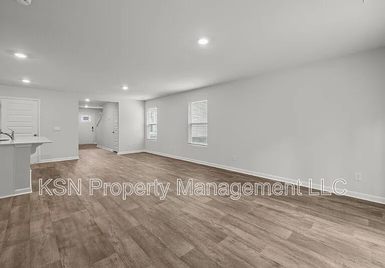 129 Azure Dr — Photo 14