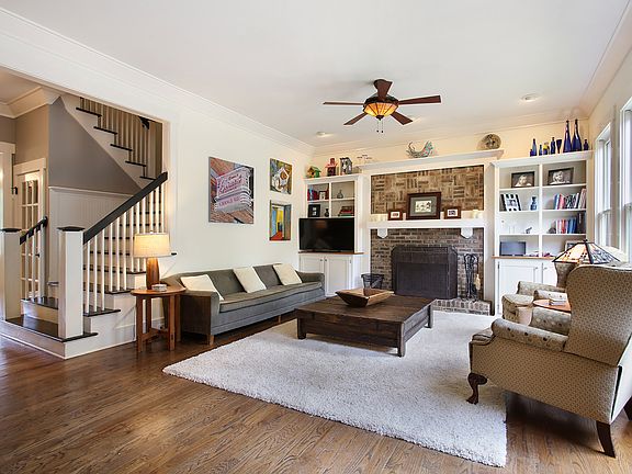 Note detail on brick