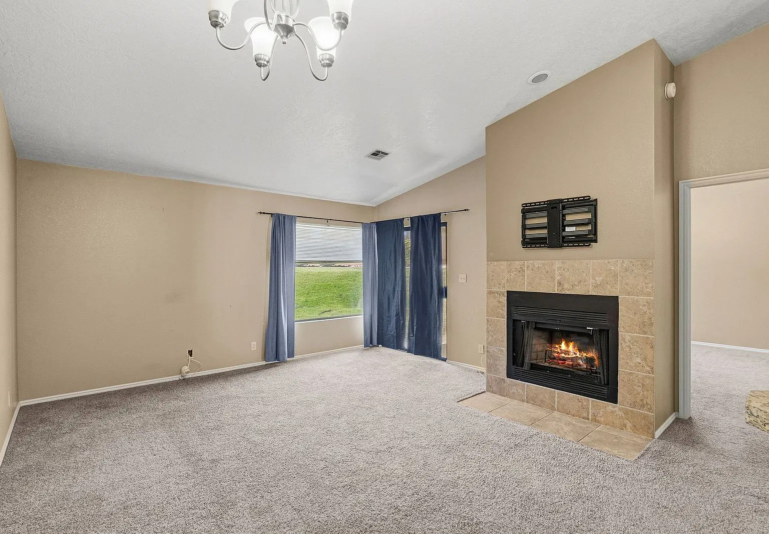 3 bed, 2.0 bath, 1200 sqft, $1,700 — Photo 3