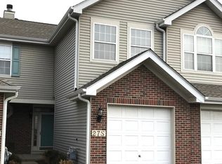 27 S Oakhurst Dr, Aurora, IL 60504