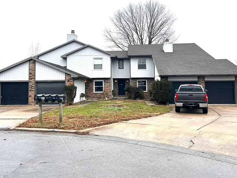 323 Streamside Ct — Photo 1