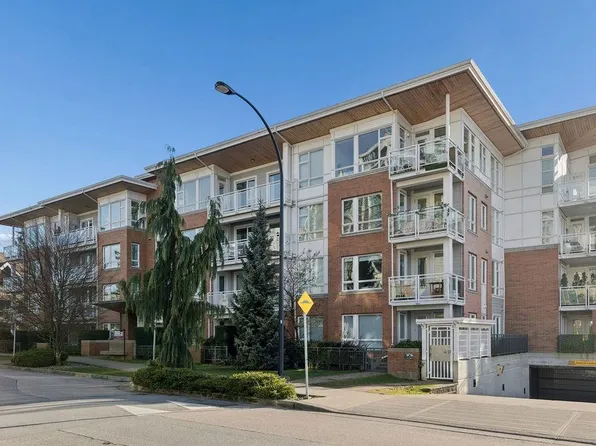 217 W 8th St #207, North Vancouver, BC V7M 0C2