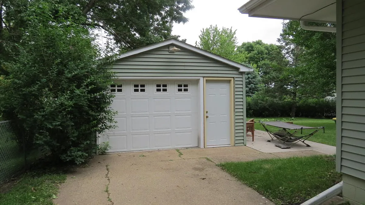 3 bed, 2258 sqft, $1,625 — Photo 2