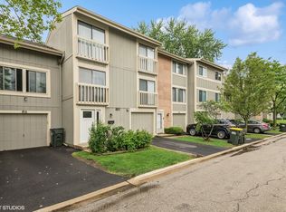 813 Shawnee Trl, Roselle, IL 60172