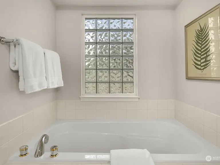 Bathtub - Bathroom 1