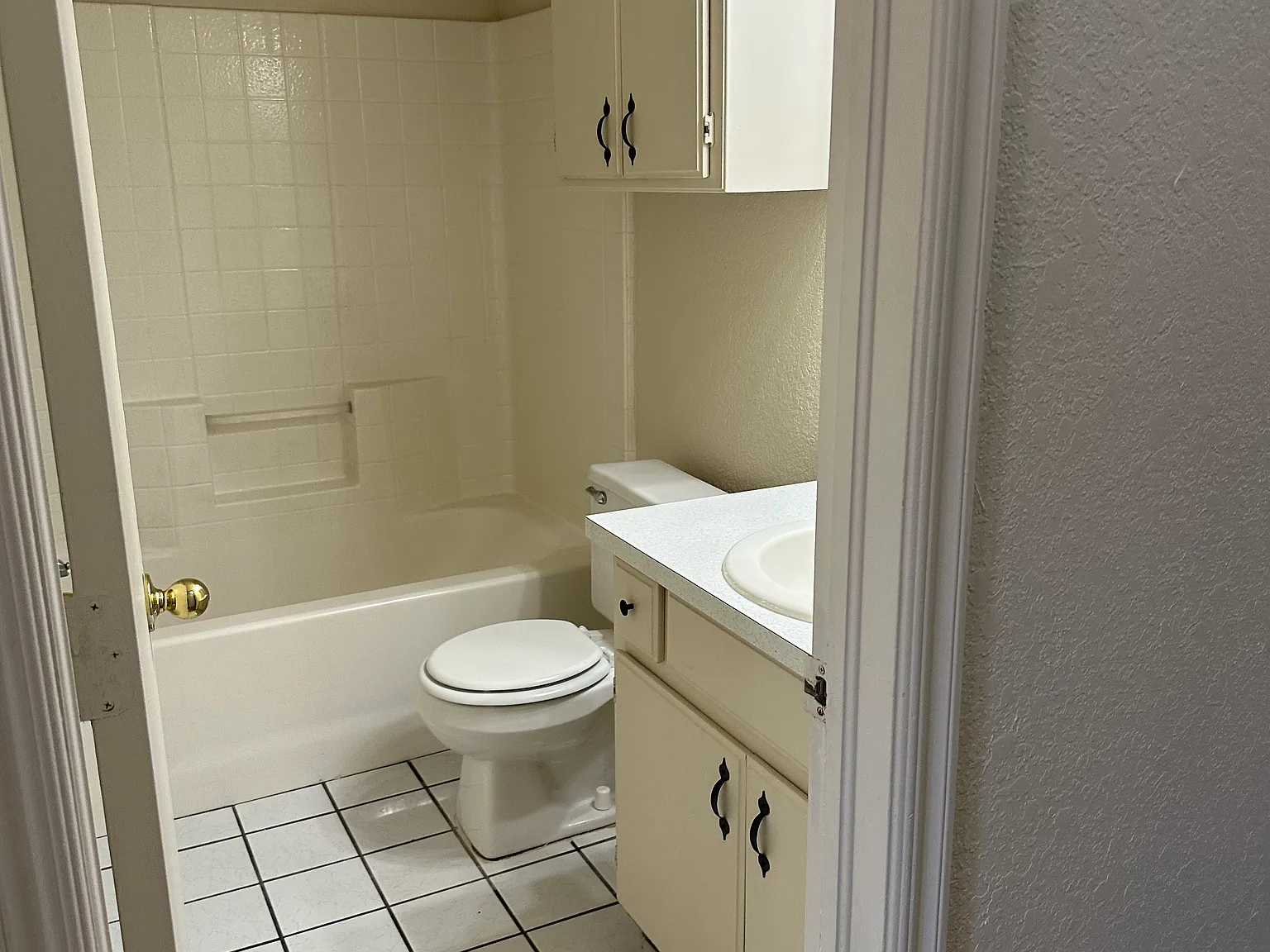 3 bed, 1146 sqft, $1,300 — Photo 2