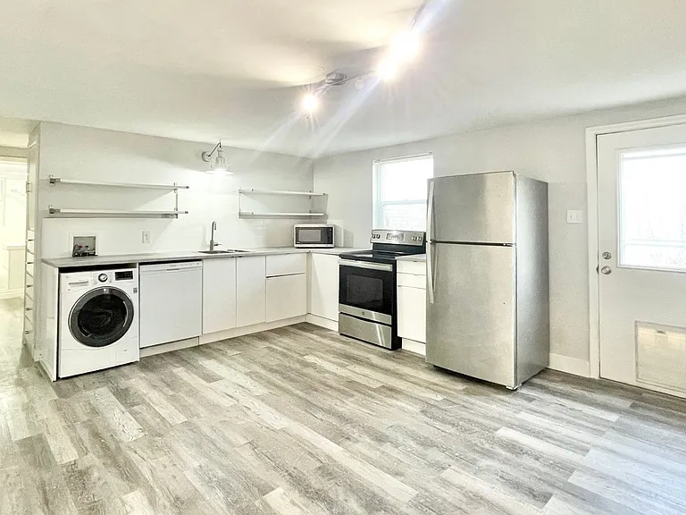 415 N Main St — Photo 8