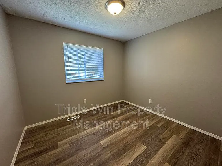 513 Coachway Ln — Photo 28