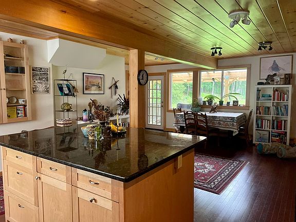 Kitchen that look out onto the lake