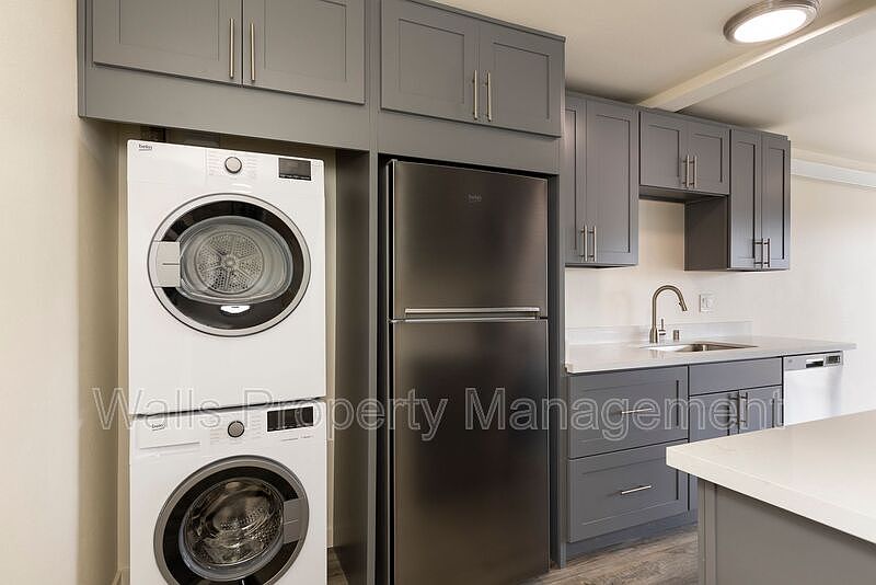 1st image of 1310 E Thomas St APT 305