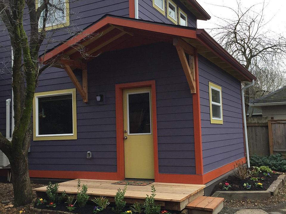 Super cute in fenced private backyard 