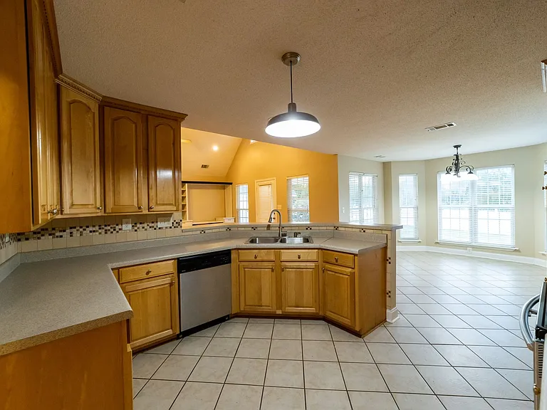 211 Silk Tree Trce — Photo 9