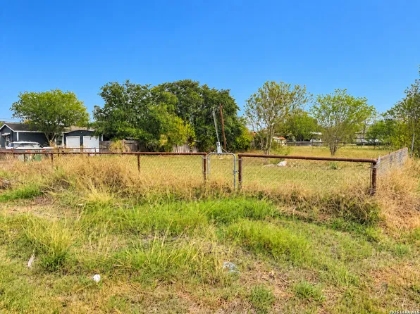 810 PALMETTO ST LOT 10&12, Jourdanton, TX 78026