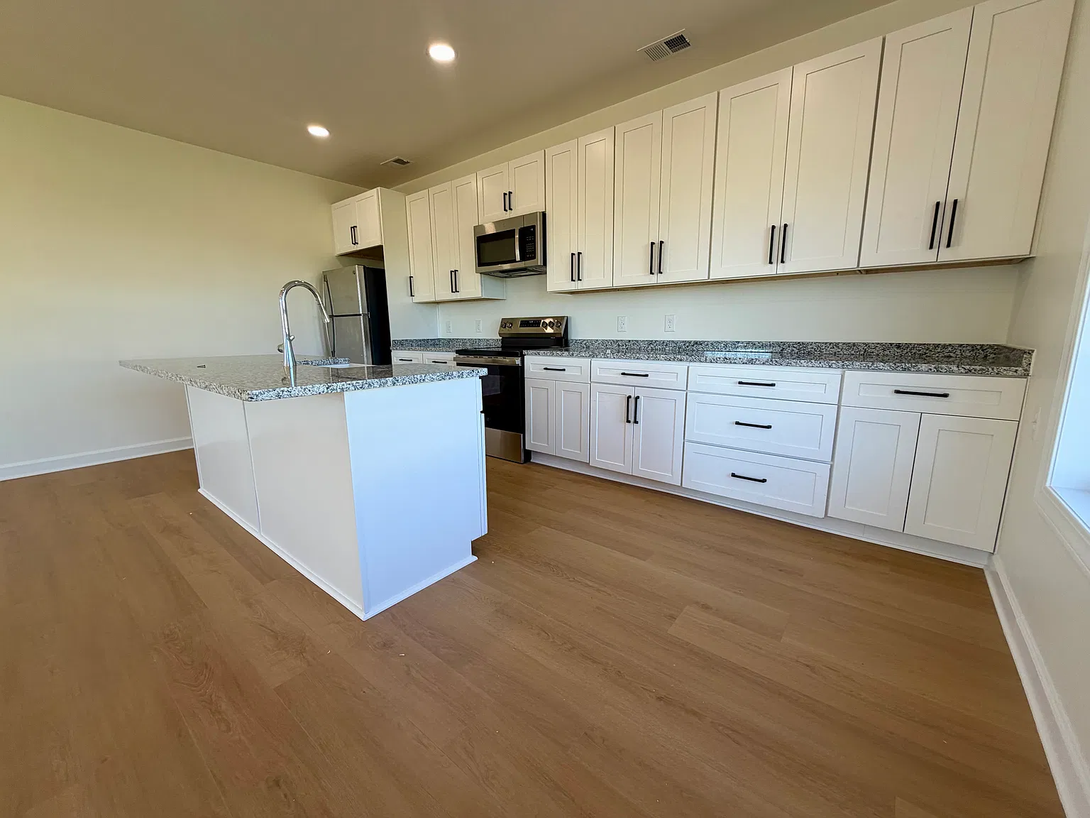 593 Regency Cir — Photo 3