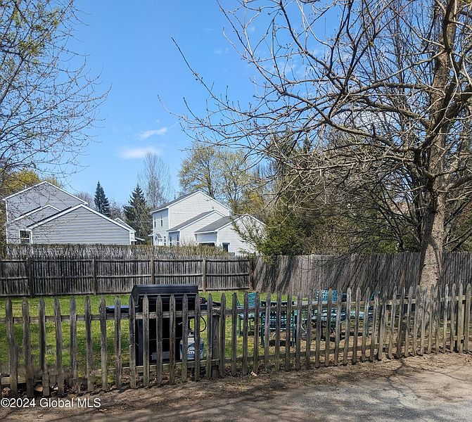 4th image of 33 Grant Avenue