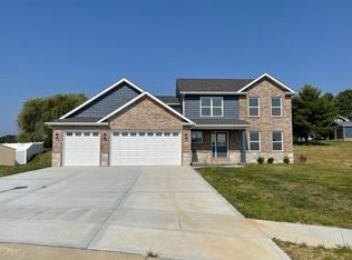1811 Crimson Oak Dr, Maryville, IL 62062
