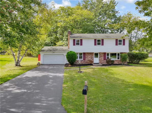 7 Winnermere Dr, Fairport, NY 14450