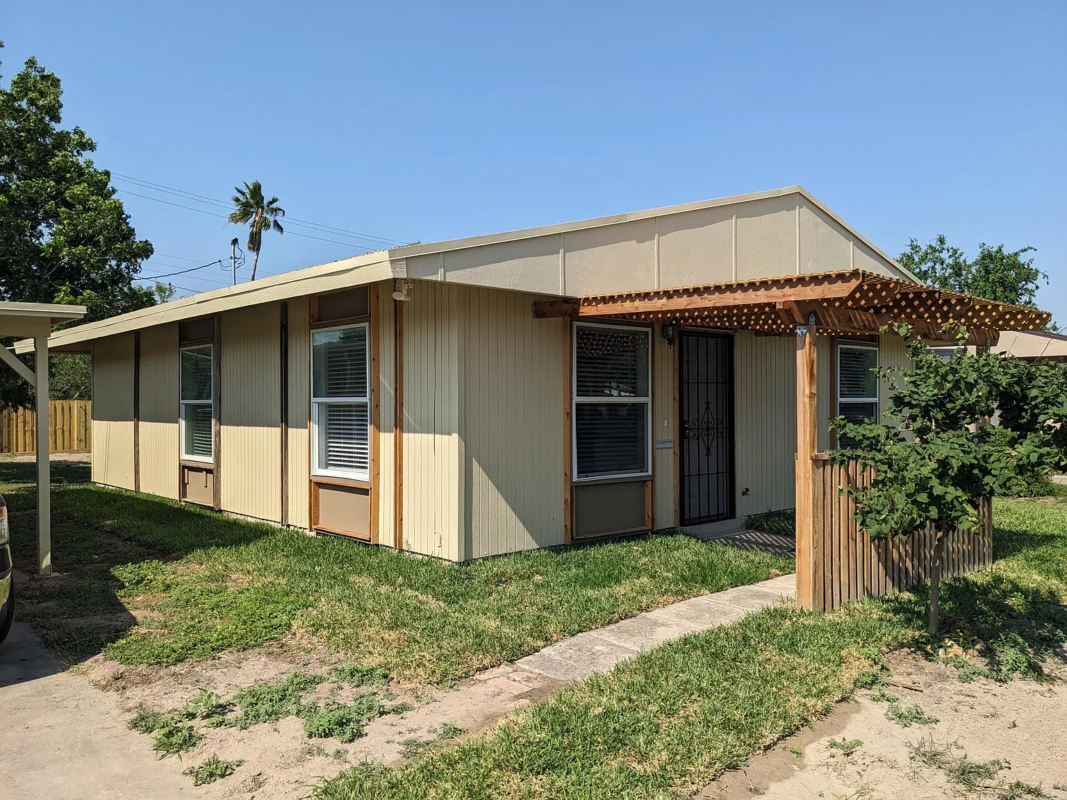 3 bed, 1.5 bath, 952 sqft, $1,300 — Photo 1
