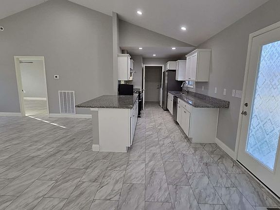 5th image of 32 Capitol Dr