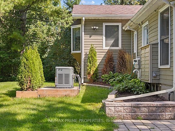 3rd image of 2466 Fairmile Rd N