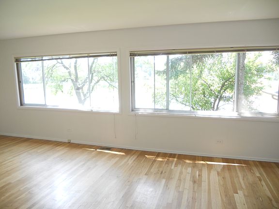 3rd image of 591 Hillcrest Ct
