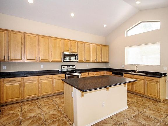 4th image of 631 W Rattlesnake Pl