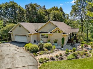 S1410 Summit Point Dr, La Valle, WI 53941