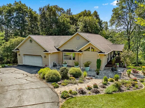 S1410 Summit Point Dr, La Valle, WI 53941