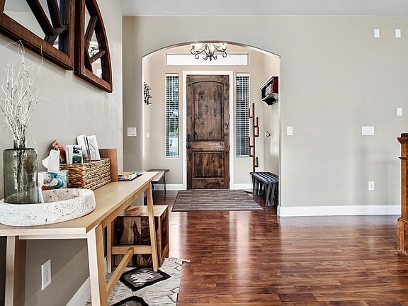 4th image of 840 N Main St