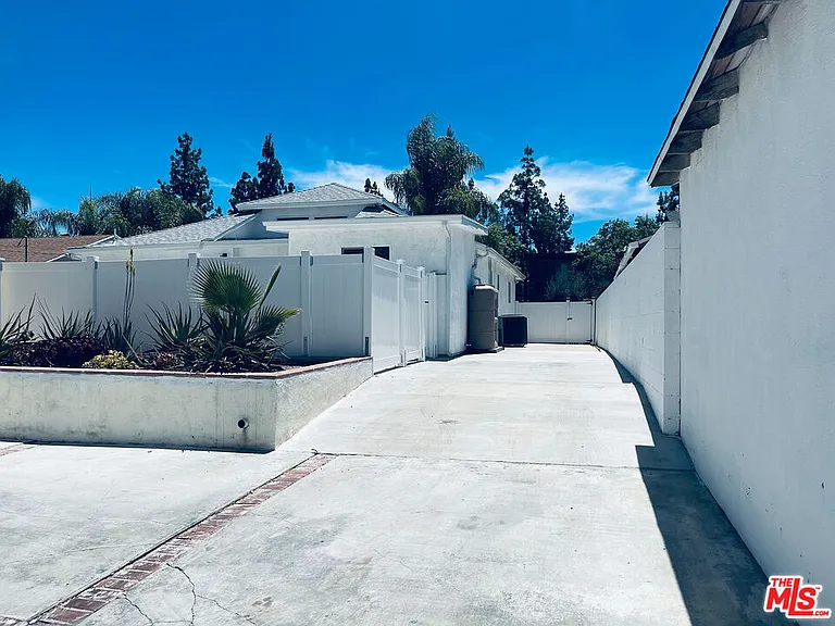 22131 Victory Blvd — Photo 23