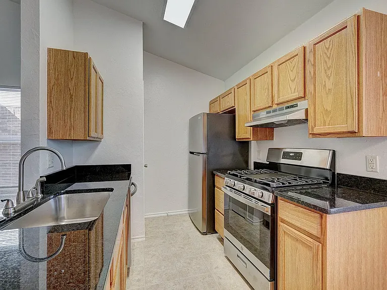 2406 Leeds Ln — Photo 6