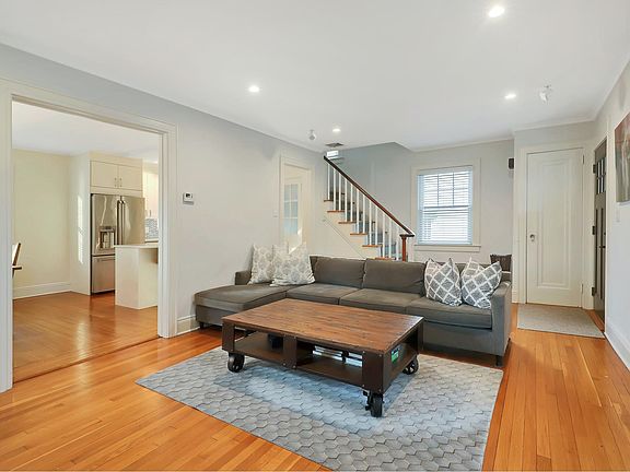 4th image of 157 Hillcrest Ave
