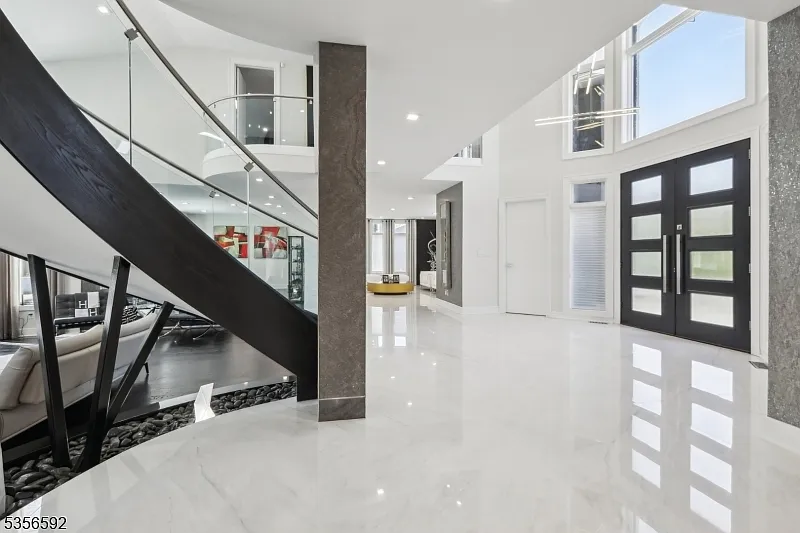 4 bed, 5.5 bath, $23,500 — Photo 4