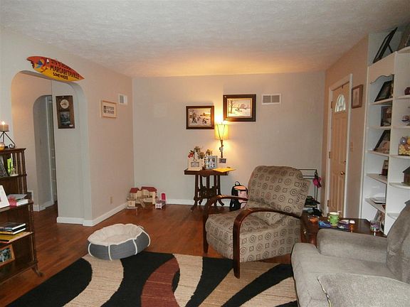 4th image of 150 Homan Ave