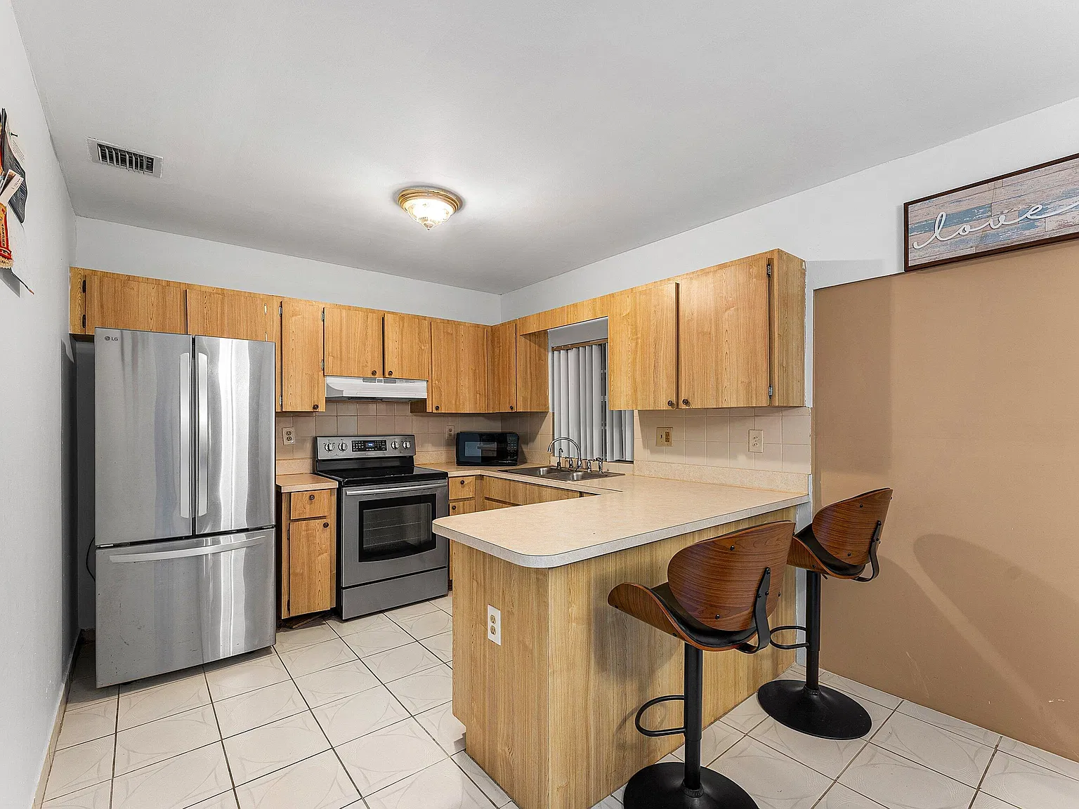3 bed, 2.0 bath, 1437 sqft, $3,000 — Photo 3