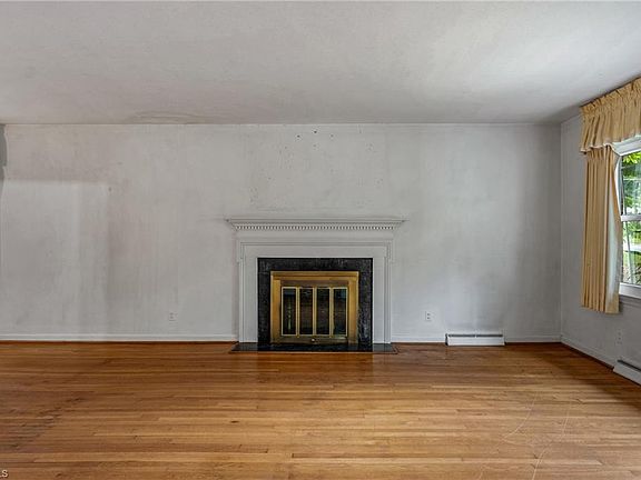 3rd image of 2101 Briarwood Dr