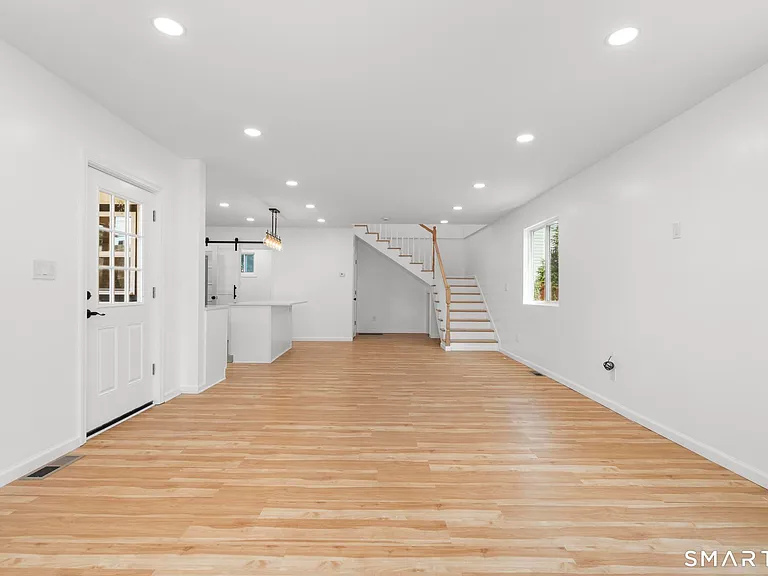 810 Brewster St — Photo 7